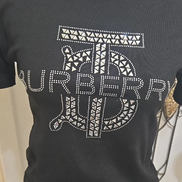 FASHIONABLE Burberry Women Black Graphic Tee - Picture 2 of 2